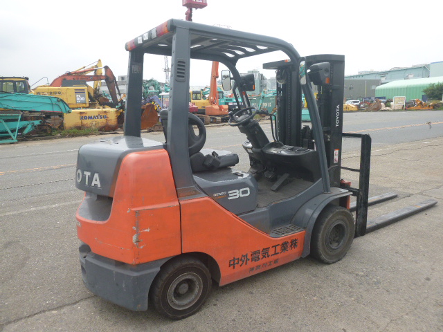 USED GASOLINE/LPG FORKLIFT TOYOTA 02-8FGK30 30380 (F.UCHIYAMA & CO