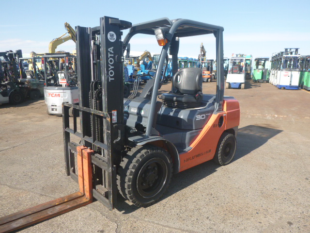 USED DIESEL FORKLIFT TOYOTA 02-8FD30 61989 (F.UCHIYAMA & CO